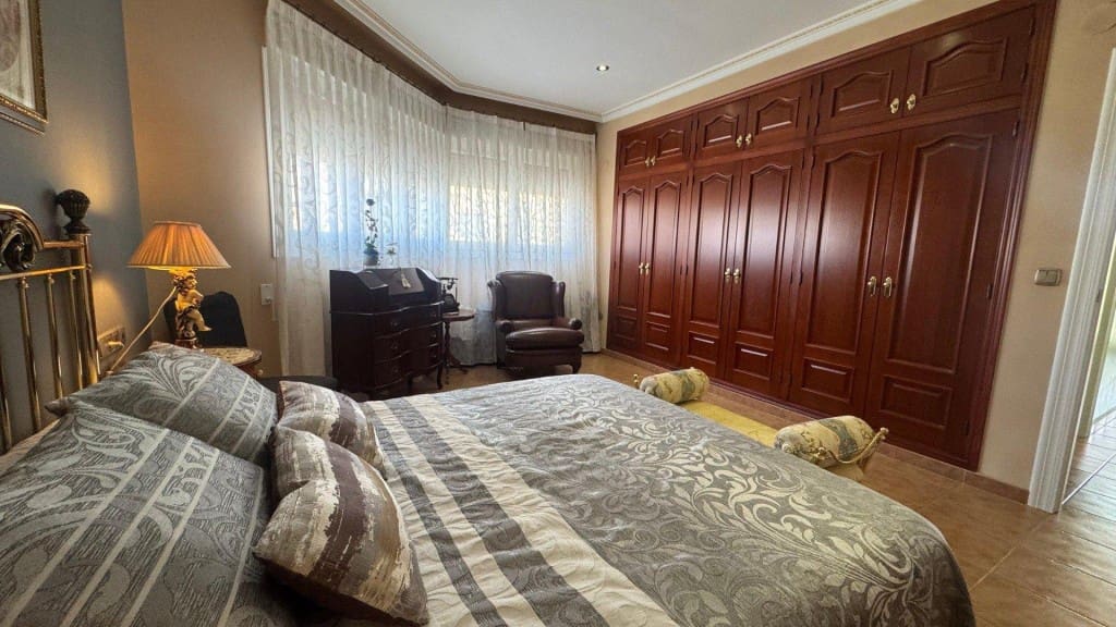4 bedroom Villa for sale in Sax with pool garage - € 359,999 (Ref: 9851110)