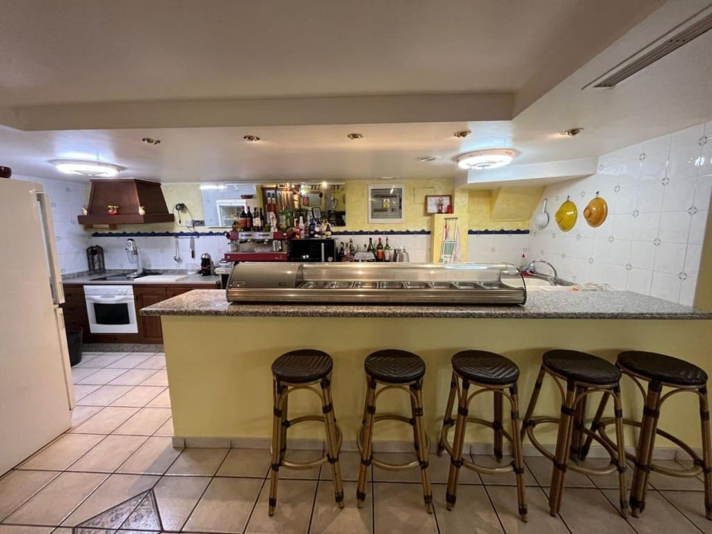 4 bedroom Villa for sale in Sax with pool garage - € 359,999 (Ref: 9851110)