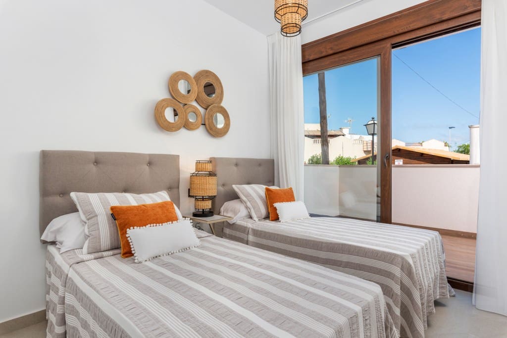 2 chambre Villa/Maison à vendre à Torrevieja avec piscine - 320 000 € (Ref: 9852696)