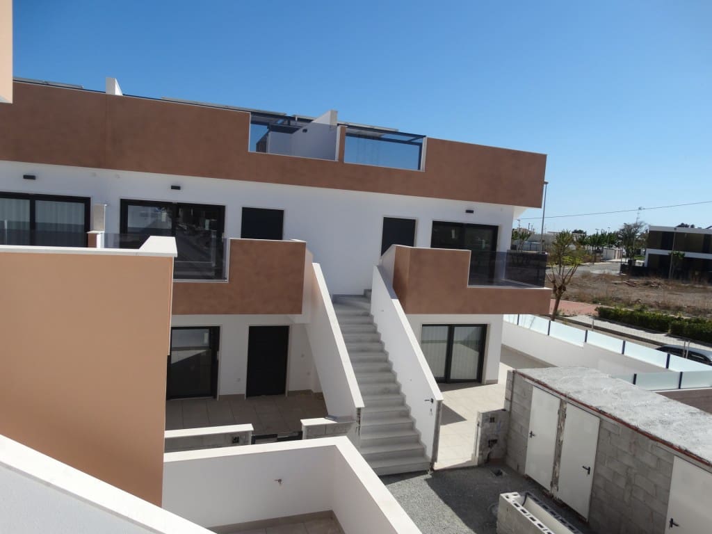 Chalet de 3 habitaciones en Pilar de la Horadada en venta con piscina - 295.000 € (Ref: 9852805)