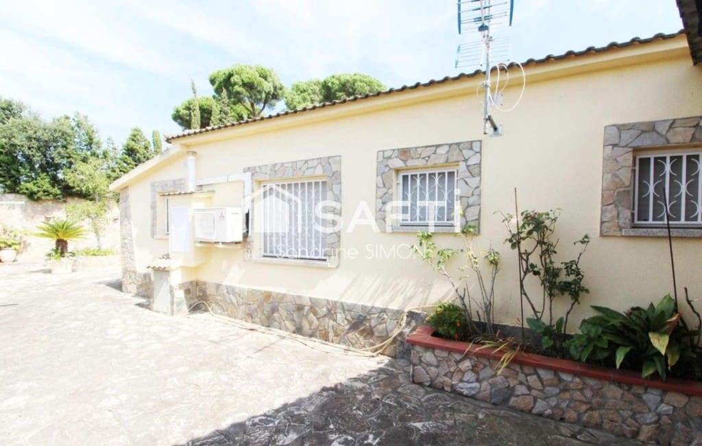 4 bedroom Villa for sale in Vidreres with pool garage - € 315,000 (Ref: 9855268)