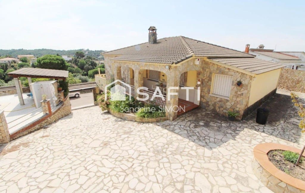 4 bedroom Villa for sale in Vidreres with pool garage - € 315,000 (Ref: 9855268)