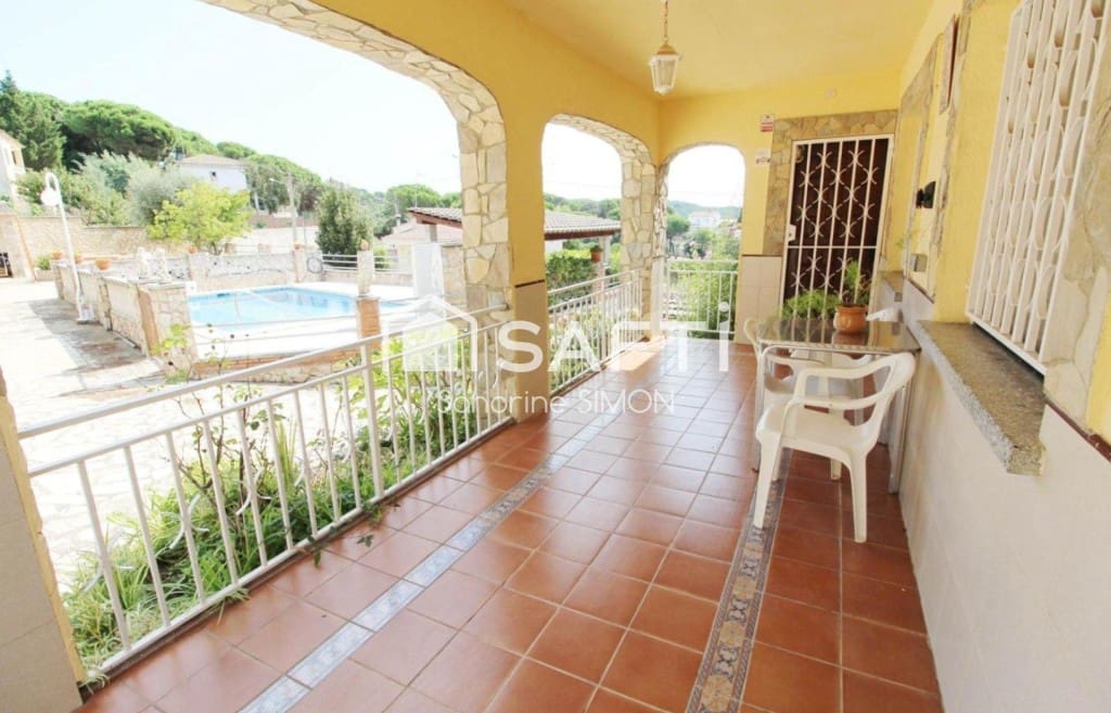 4 bedroom Villa for sale in Vidreres with pool garage - € 315,000 (Ref: 9855268)