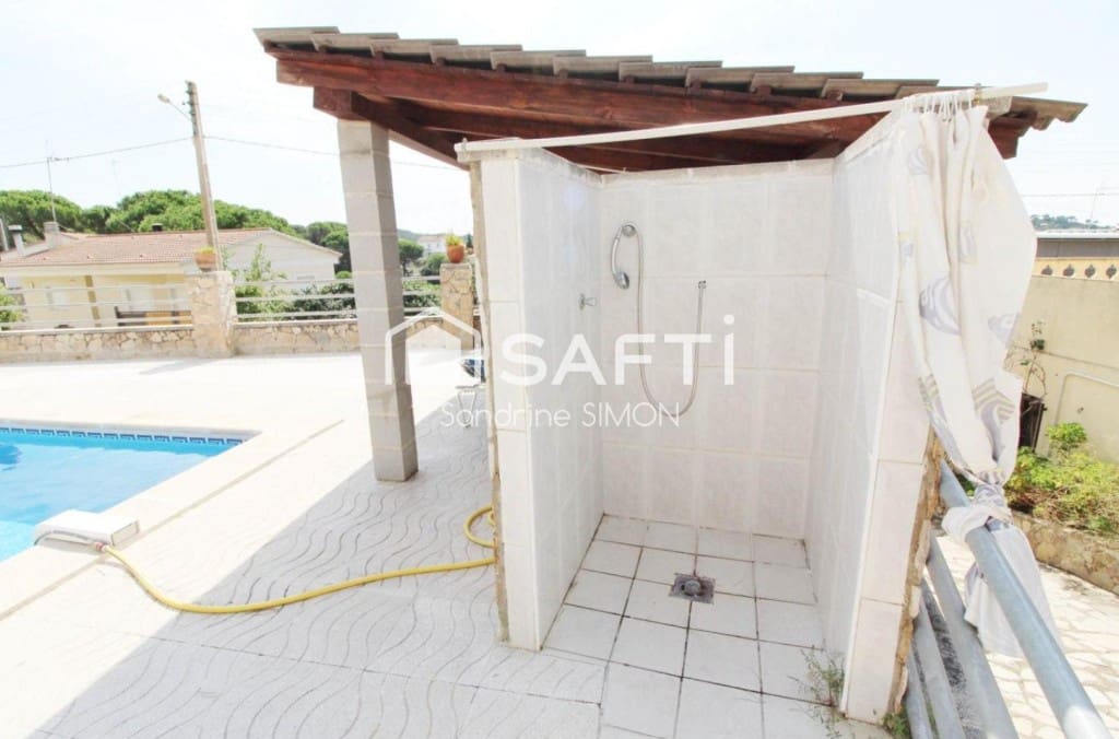 4 bedroom Villa for sale in Vidreres with pool garage - € 315,000 (Ref: 9855268)