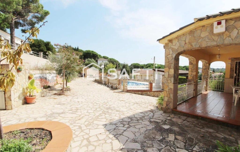4 bedroom Villa for sale in Vidreres with pool garage - € 315,000 (Ref: 9855268)