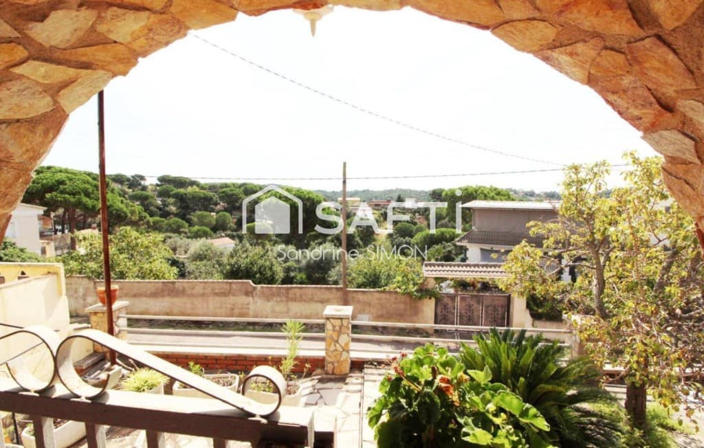 4 bedroom Villa for sale in Vidreres with pool garage - € 315,000 (Ref: 9855268)