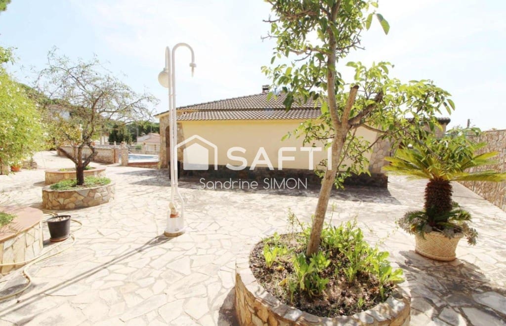 4 bedroom Villa for sale in Vidreres with pool garage - € 315,000 (Ref: 9855268)
