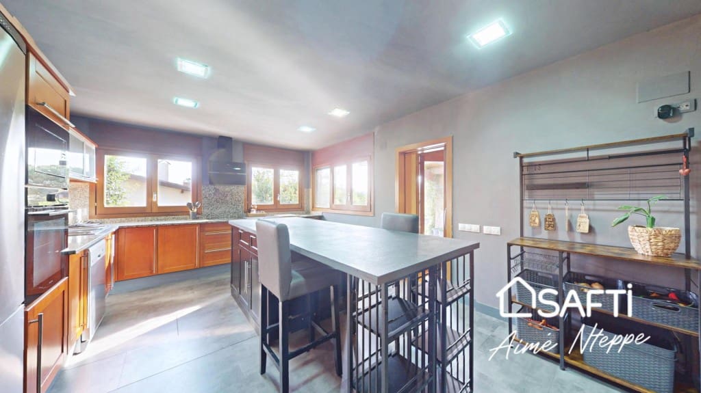 5 sypialnia Willa na sprzedaż w Sant Julia de Ramis z basenem - 650 000 € (Ref: 9865053)