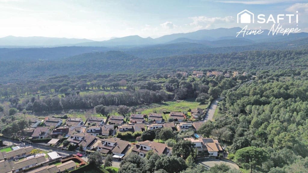 5 sypialnia Willa na sprzedaż w Sant Julia de Ramis z basenem - 650 000 € (Ref: 9865053)