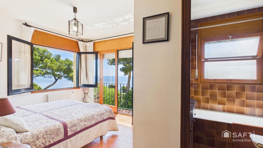 4 bedroom Terraced Villa for sale in Calella de Palafrugell with pool garage - € 1,050,000 (Ref: 9866867)