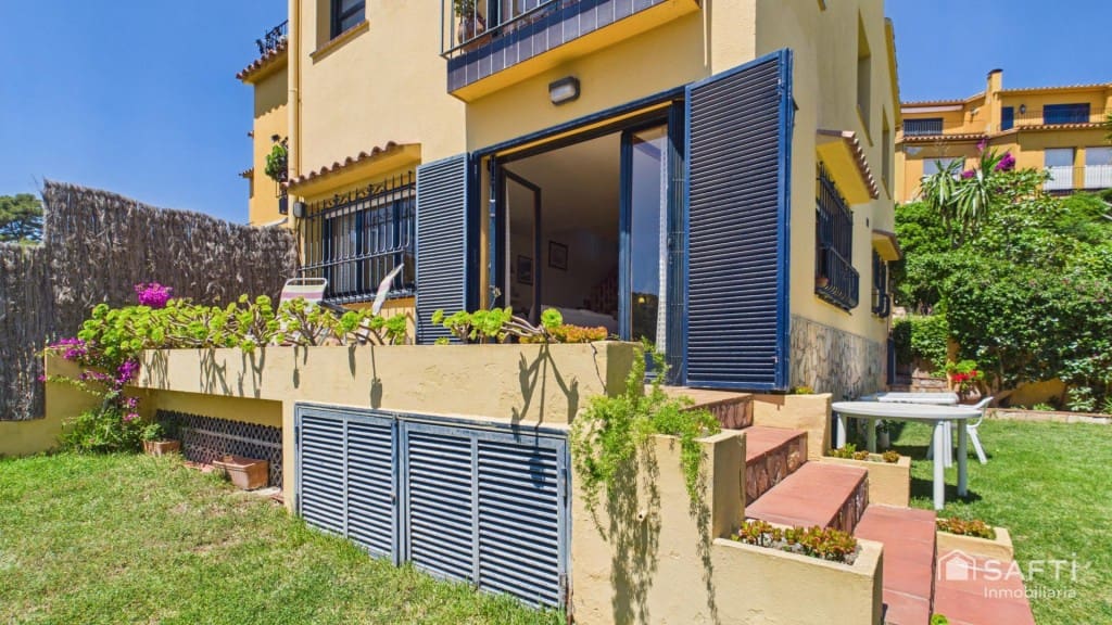 4 bedroom Terraced Villa for sale in Calella de Palafrugell with pool garage - € 1,050,000 (Ref: 9866867)