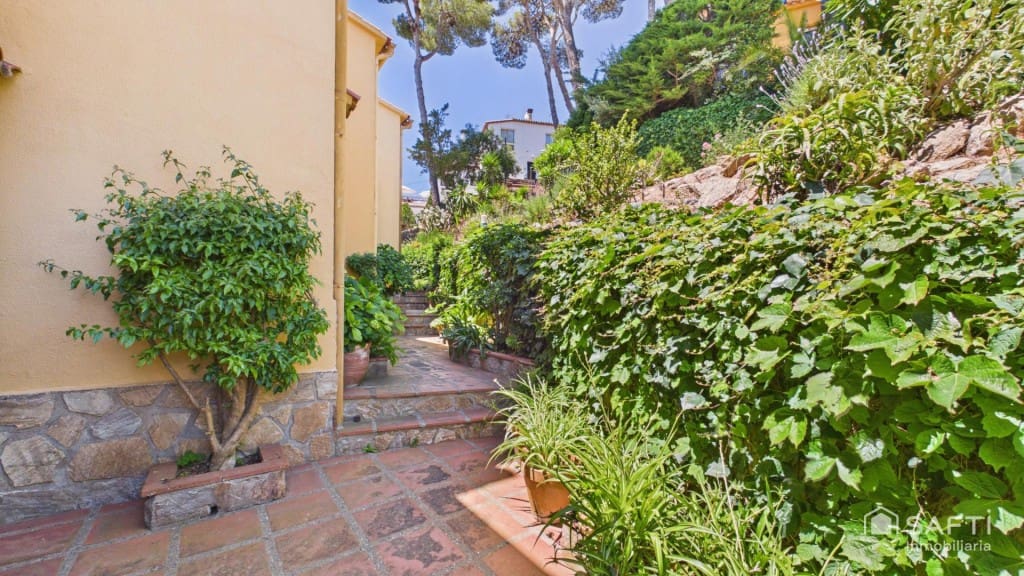 4 bedroom Terraced Villa for sale in Calella de Palafrugell with pool garage - € 1,050,000 (Ref: 9866867)