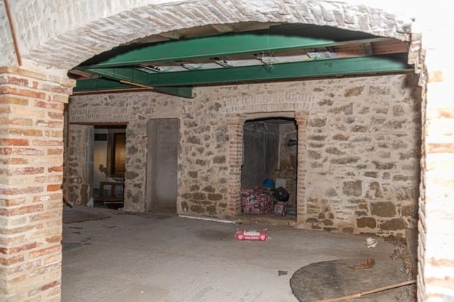 12 bedroom Finca/Country House for sale in Lleida city - € 450,000 (Ref: 9866874)