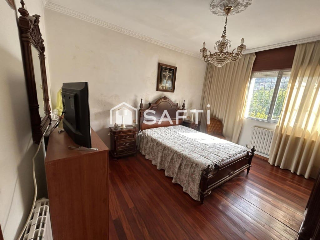 5 bedroom Terraced Villa for sale in Poio with garage - € 250,000 (Ref: 9866877)