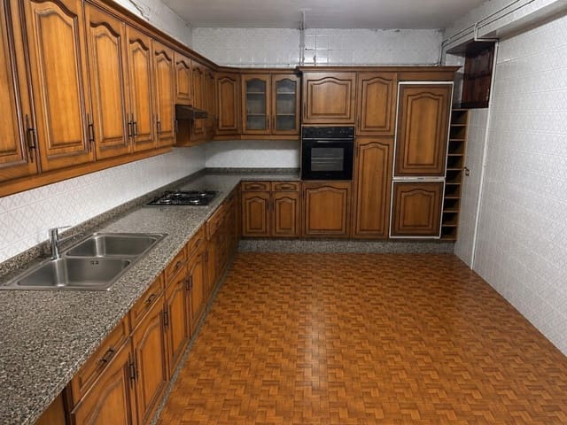 5 bedroom Terraced Villa for sale in Poio with garage - € 250,000 (Ref: 9866877)