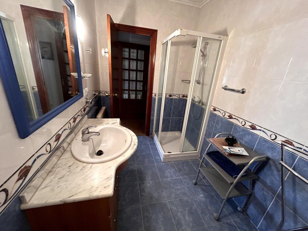 5 bedroom Terraced Villa for sale in Poio with garage - € 250,000 (Ref: 9866877)