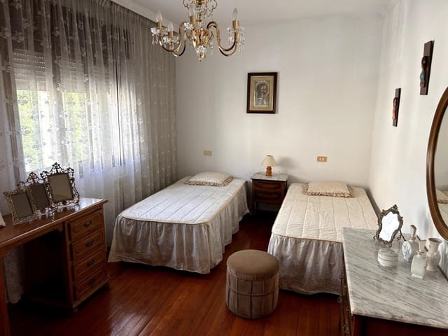 5 bedroom Terraced Villa for sale in Poio with garage - € 250,000 (Ref: 9866877)