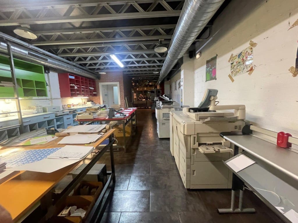 Commercial for sale in Ponferrada - € 250,000 (Ref: 9873165)