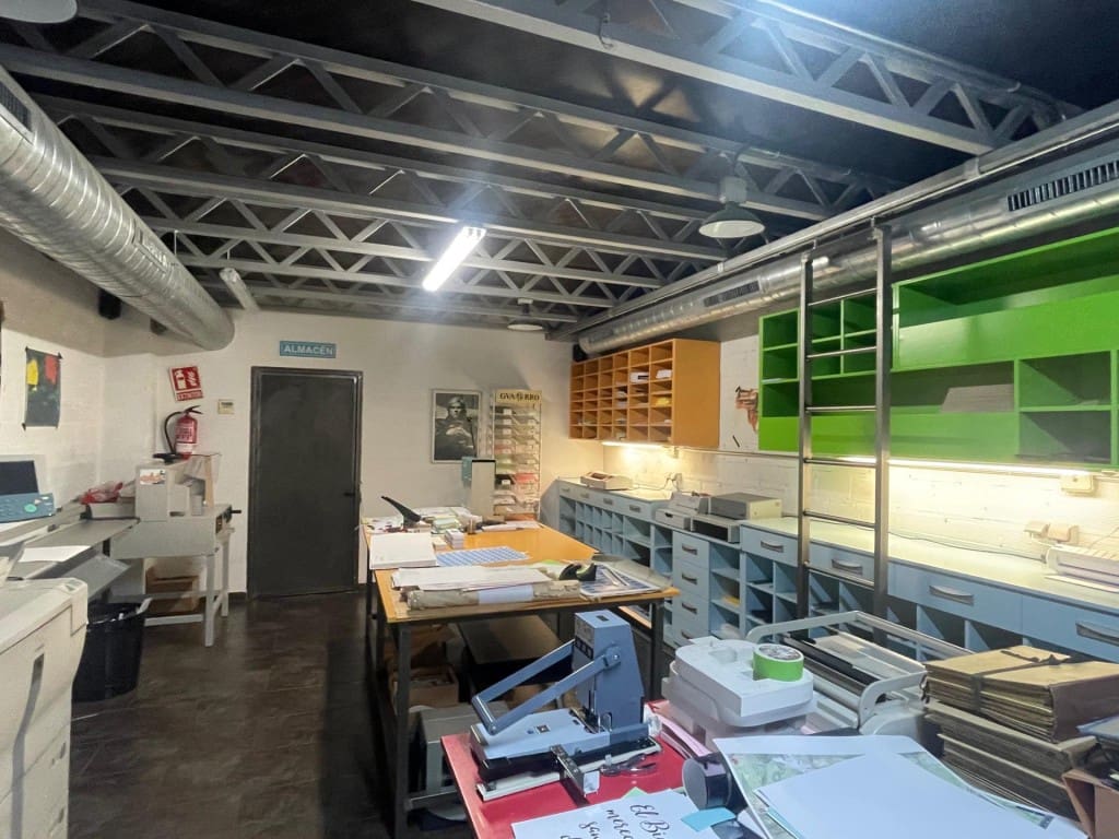 Commercial for sale in Ponferrada - € 250,000 (Ref: 9873165)