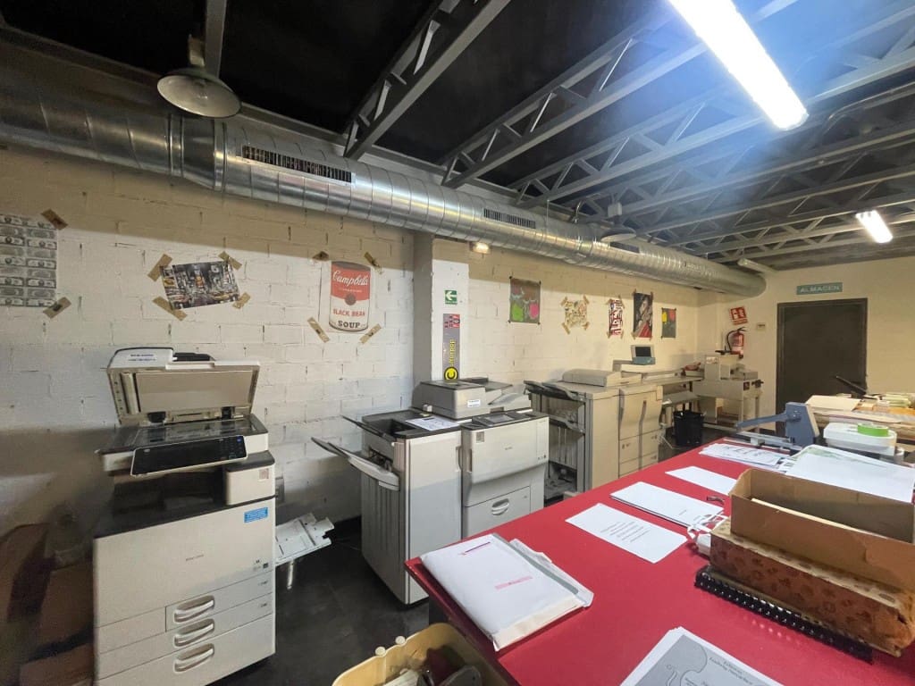 Commercial for sale in Ponferrada - € 250,000 (Ref: 9873165)