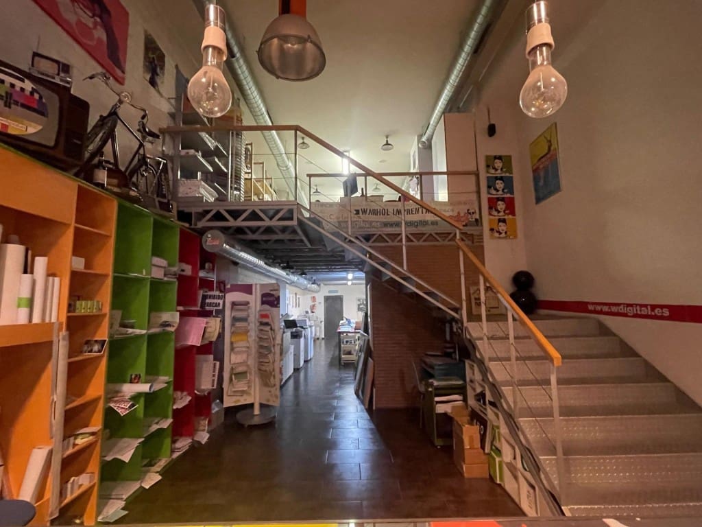 Commercial for sale in Ponferrada - € 250,000 (Ref: 9873165)