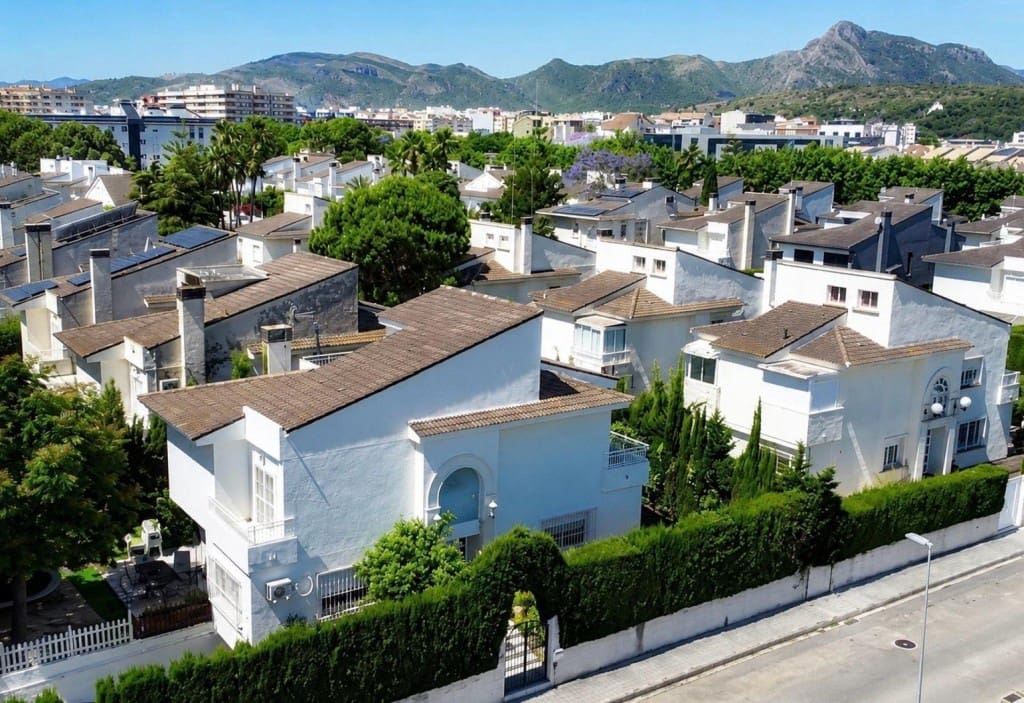 4 sypialnia Willa na sprzedaż w Gandia z basenem garażem - 479 000 € (Ref: 9873166)