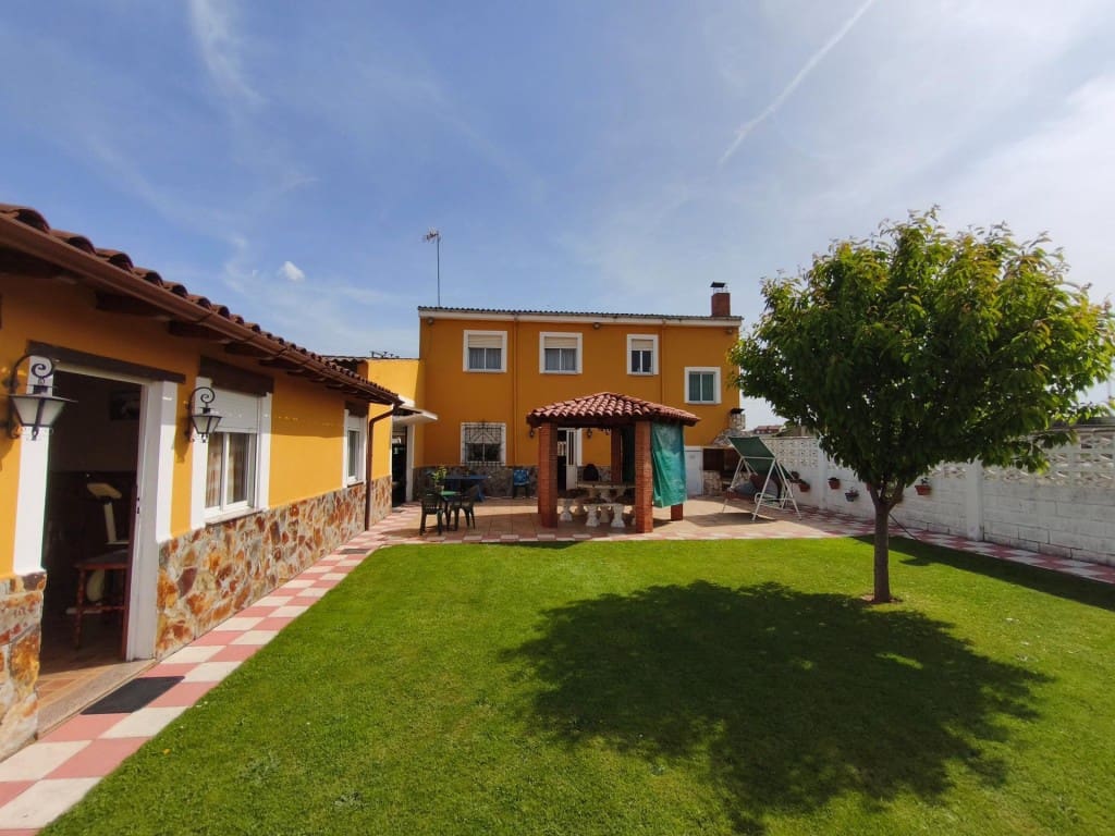 5 bedroom Villa for sale in San Andres del Rabanedo with pool garage - € 400,000 (Ref: 9875970)