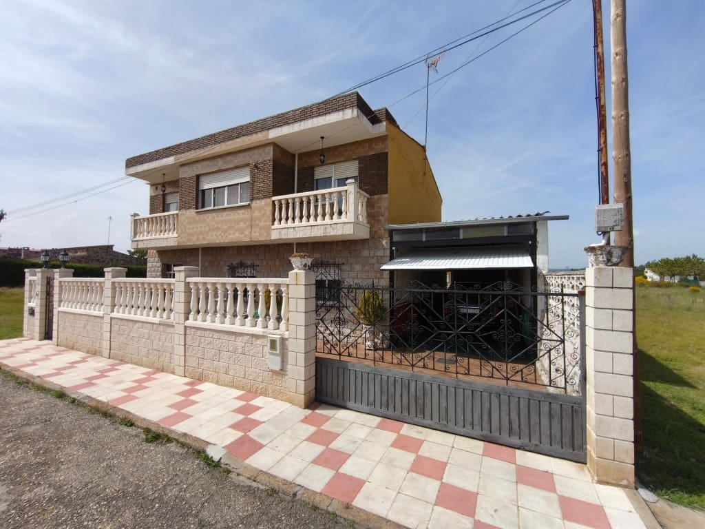 5 bedroom Villa for sale in San Andres del Rabanedo with pool garage - € 400,000 (Ref: 9875970)