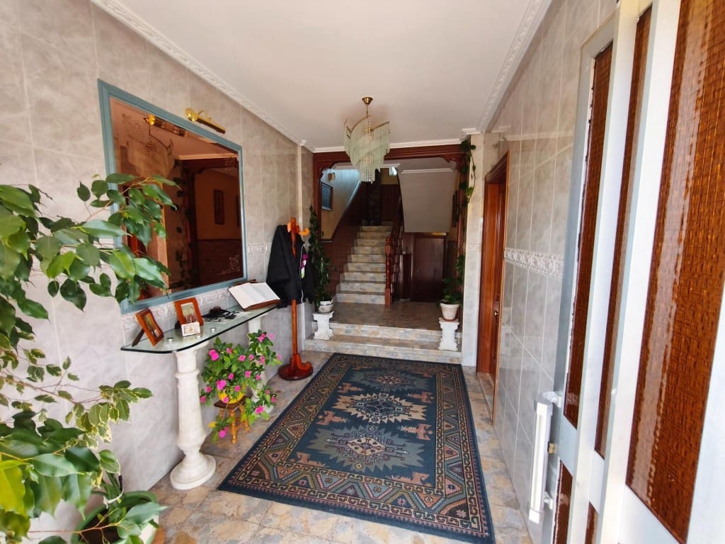 5 bedroom Villa for sale in San Andres del Rabanedo with pool garage - € 400,000 (Ref: 9875970)