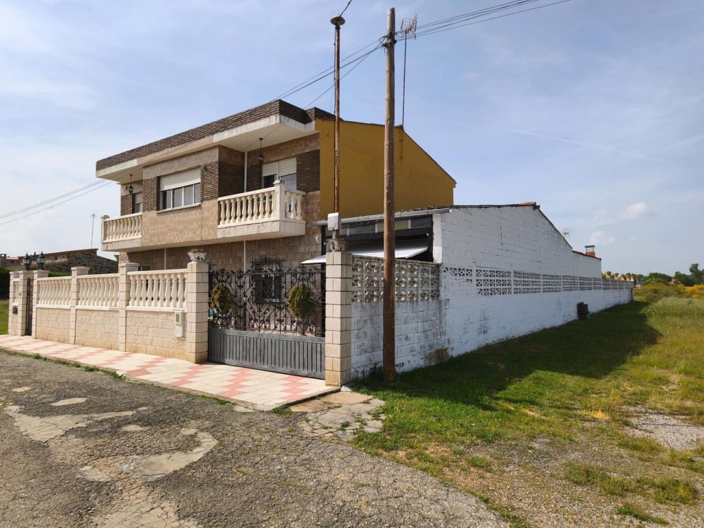 5 bedroom Villa for sale in San Andres del Rabanedo with pool garage - € 400,000 (Ref: 9875970)