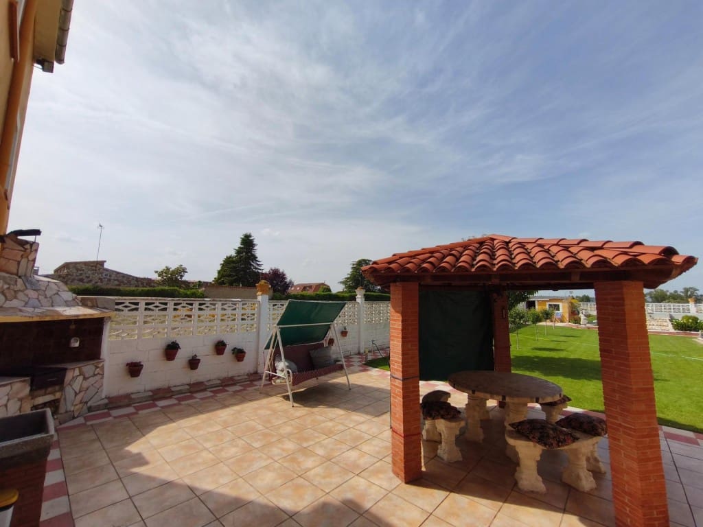 5 bedroom Villa for sale in San Andres del Rabanedo with pool garage - € 400,000 (Ref: 9875970)