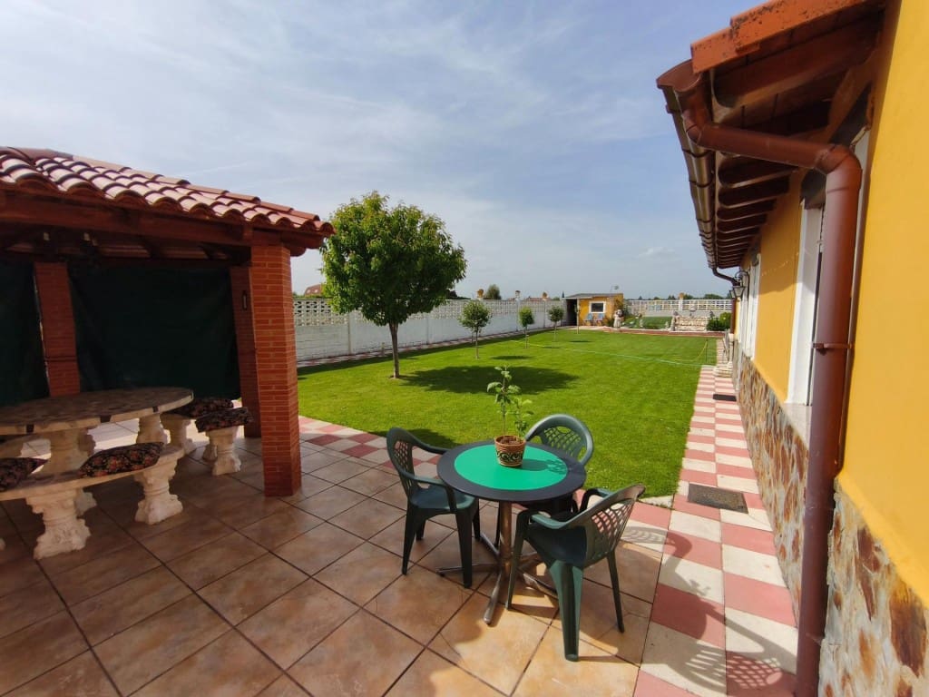 5 bedroom Villa for sale in San Andres del Rabanedo with pool garage - € 400,000 (Ref: 9875970)