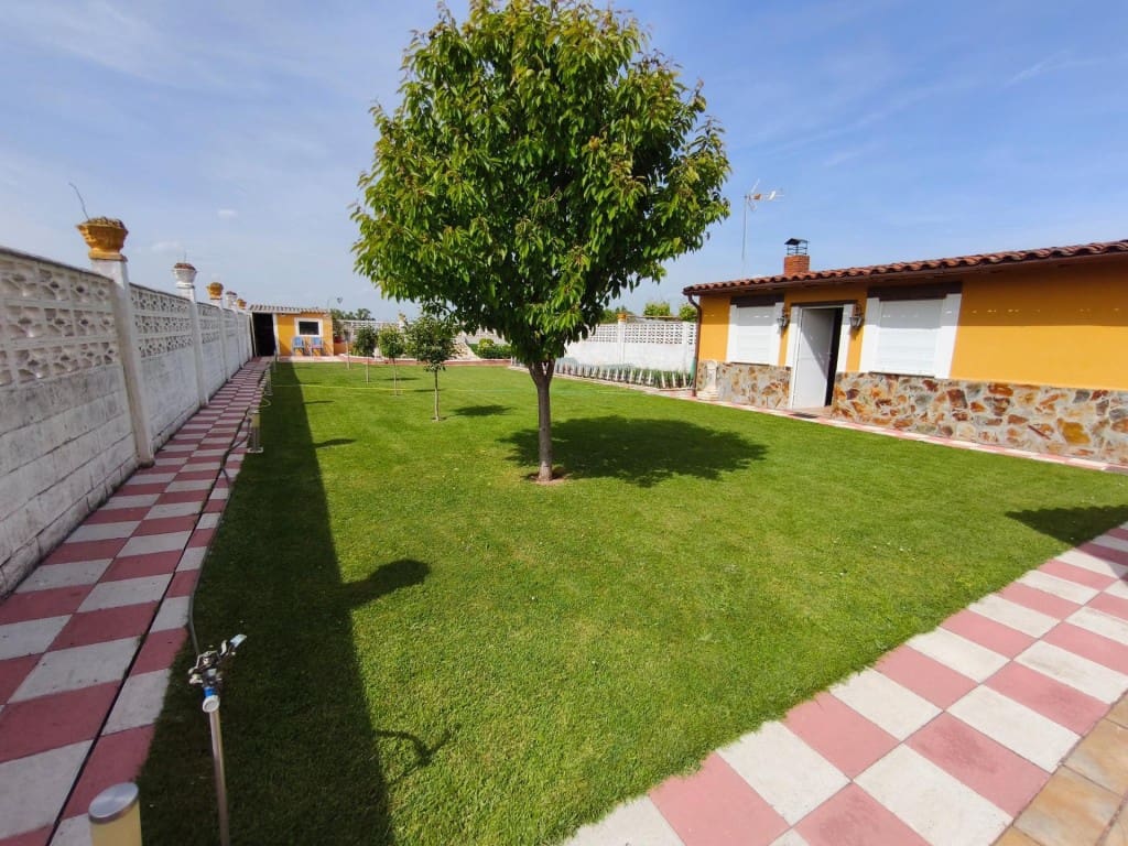 5 bedroom Villa for sale in San Andres del Rabanedo with pool garage - € 400,000 (Ref: 9875970)