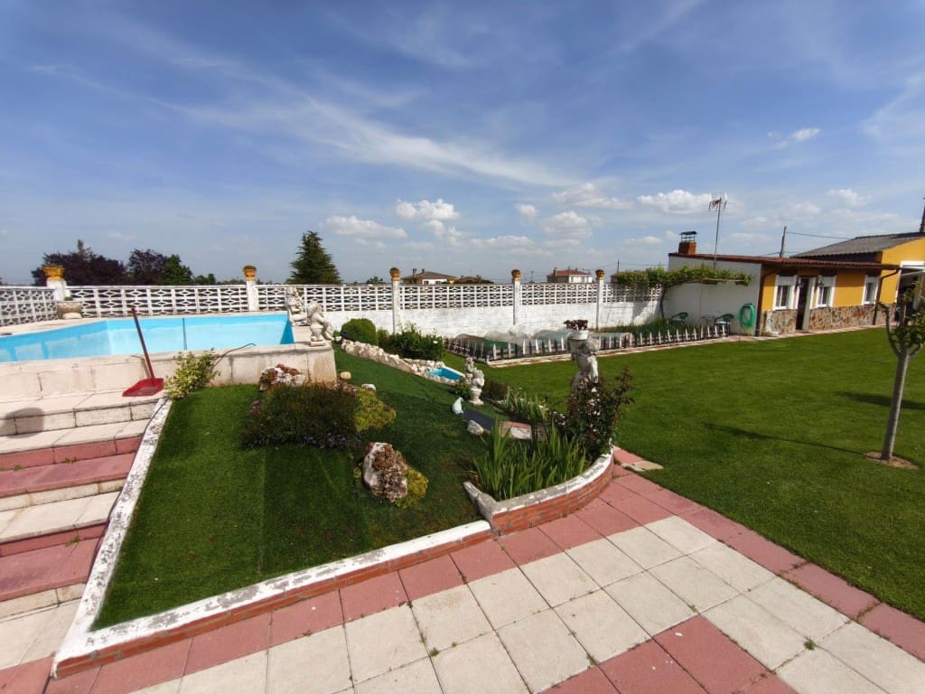 5 bedroom Villa for sale in San Andres del Rabanedo with pool garage - € 400,000 (Ref: 9875970)