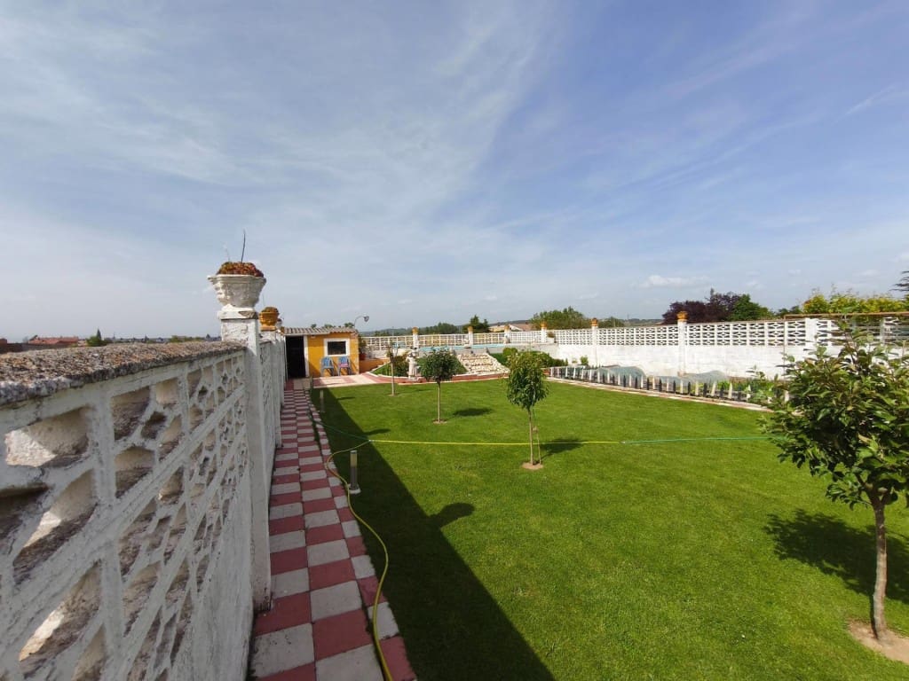 5 bedroom Villa for sale in San Andres del Rabanedo with pool garage - € 400,000 (Ref: 9875970)