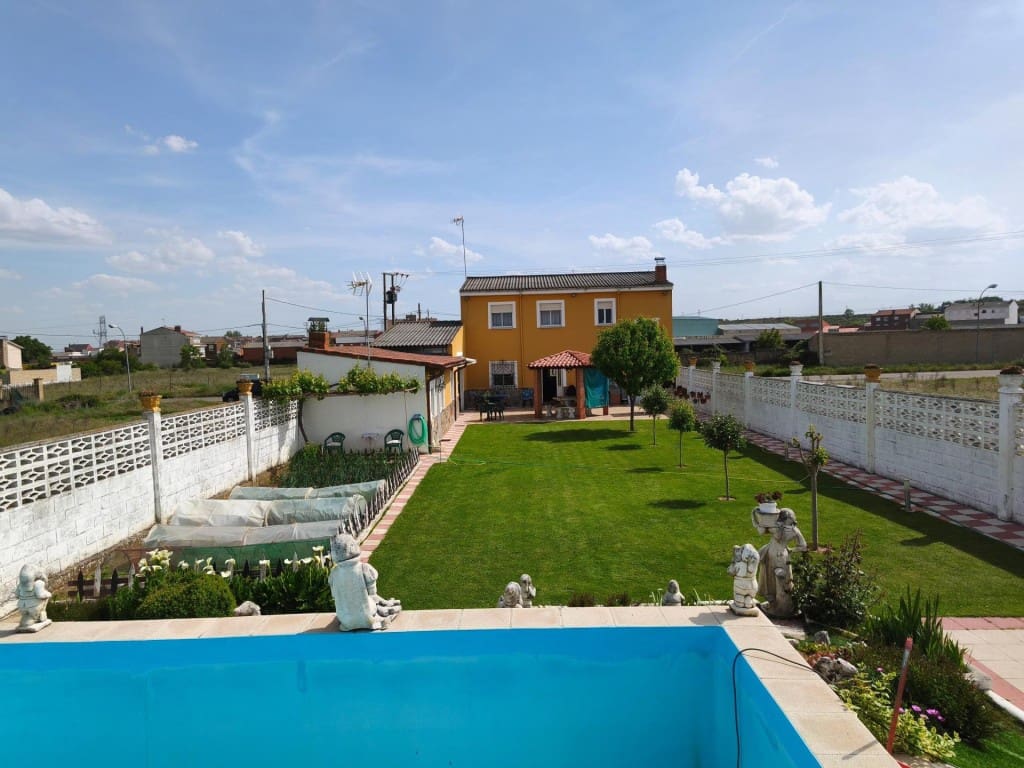 5 bedroom Villa for sale in San Andres del Rabanedo with pool garage - € 400,000 (Ref: 9875970)