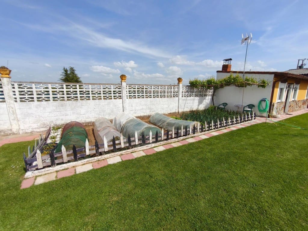 5 bedroom Villa for sale in San Andres del Rabanedo with pool garage - € 400,000 (Ref: 9875970)