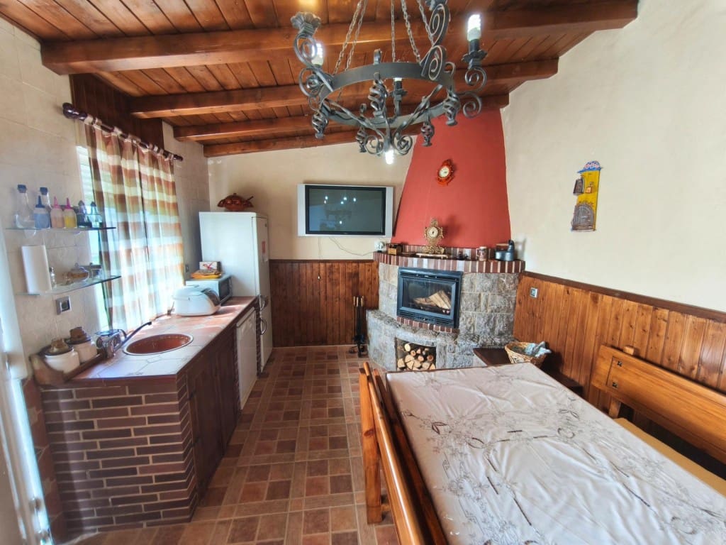 5 bedroom Villa for sale in San Andres del Rabanedo with pool garage - € 400,000 (Ref: 9875970)