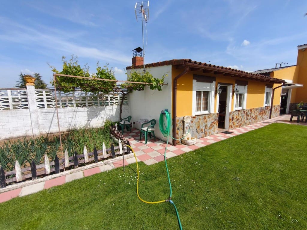 5 bedroom Villa for sale in San Andres del Rabanedo with pool garage - € 400,000 (Ref: 9875970)