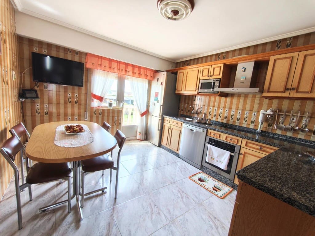 5 bedroom Villa for sale in San Andres del Rabanedo with pool garage - € 400,000 (Ref: 9875970)