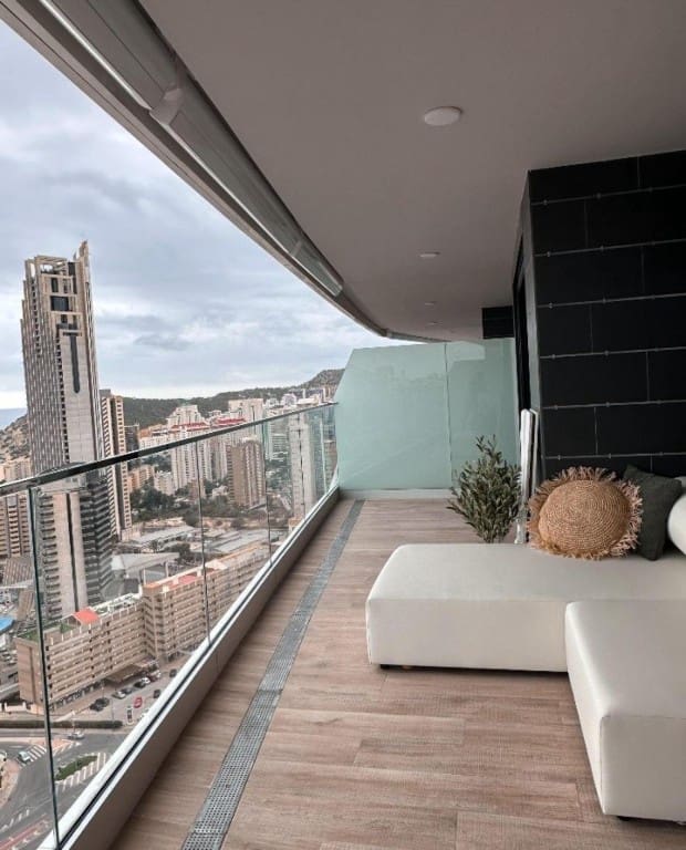 2 soveværelse Lejlighed til salg i Benidorm med swimmingpool garage - € 826.000 (Ref: 9878252)