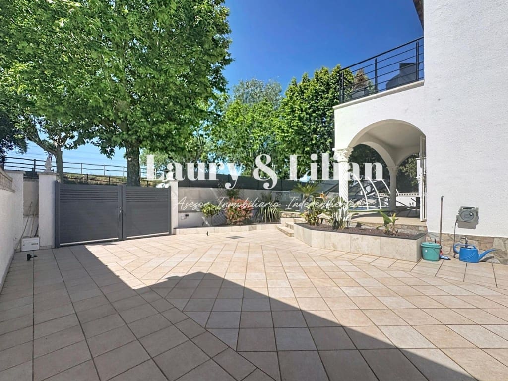 5 makuuhuone Huvila myytävänä paikassa Empuriabrava mukana uima-altaan 
autotalli - 569 000 € (Ref: 9878256)