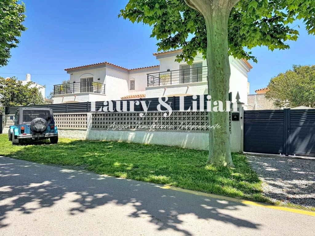 5 makuuhuone Huvila myytävänä paikassa Empuriabrava mukana uima-altaan 
autotalli - 569 000 € (Ref: 9878256)