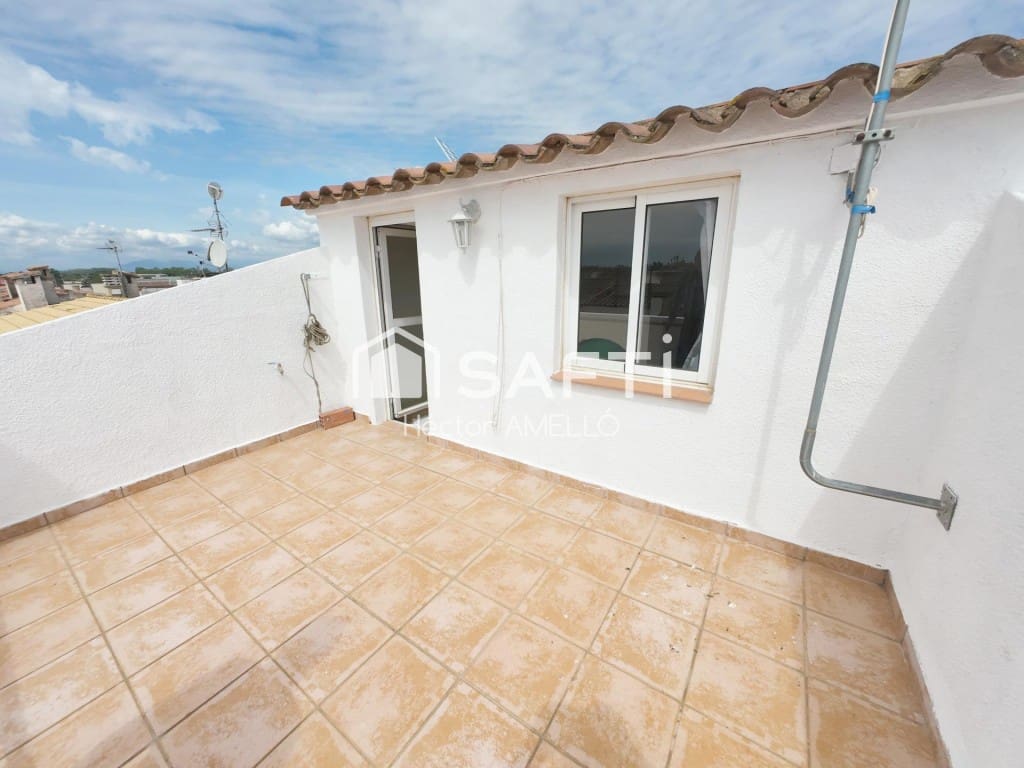 3 bedroom Terraced Villa for sale in Empuriabrava with garage - € 189,000 (Ref: 9884355)