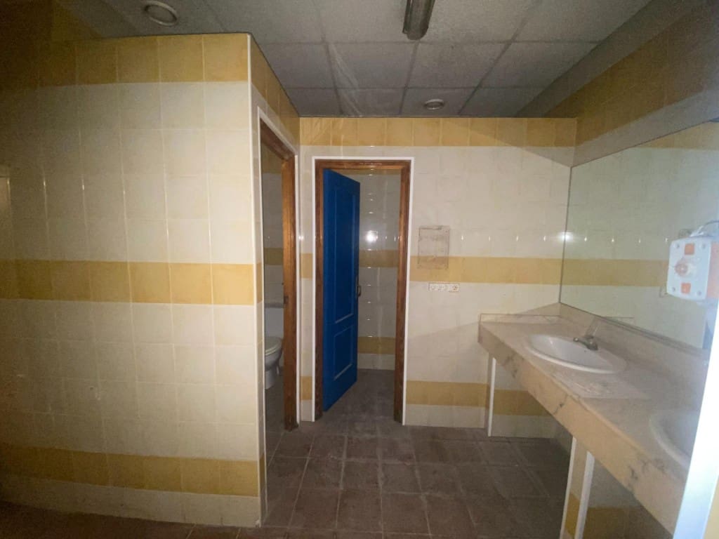Commercial for sale in Torrent with garage - € 185,000 (Ref: 9891960)