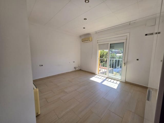 4 soveværelse Rækkehus til salg i Sant Pere de Ribes med swimmingpool - € 339.000 (Ref: 9891965)