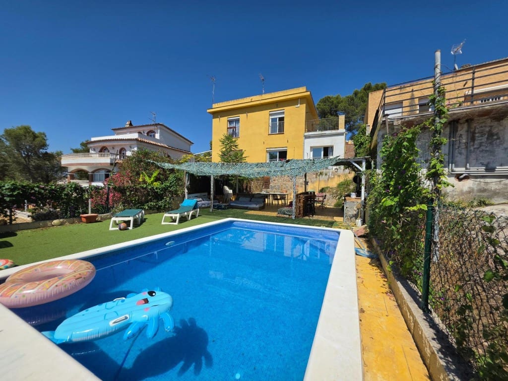 4 soveværelse Rækkehus til salg i Sant Pere de Ribes med swimmingpool - € 339.000 (Ref: 9891965)