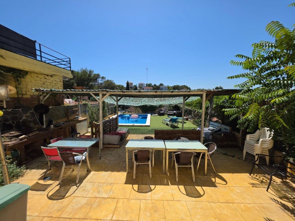 4 soveværelse Rækkehus til salg i Sant Pere de Ribes med swimmingpool - € 339.000 (Ref: 9891965)