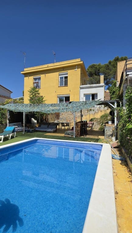 4 soveværelse Rækkehus til salg i Sant Pere de Ribes med swimmingpool - € 339.000 (Ref: 9891965)