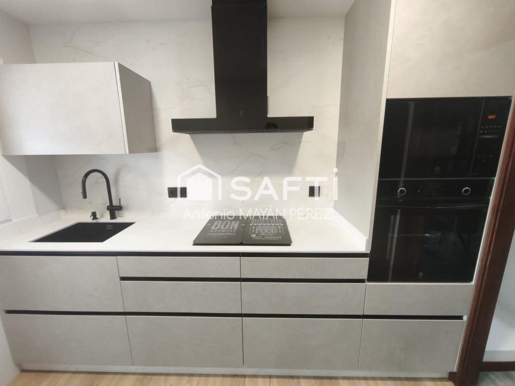 3 bedroom Apartment for sale in Santiago de Compostela - € 250,000 (Ref: 9894120)